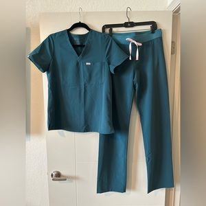 Figs Scrub Set. Color- Caribbean blue. Size- top- S, bottom- S tall